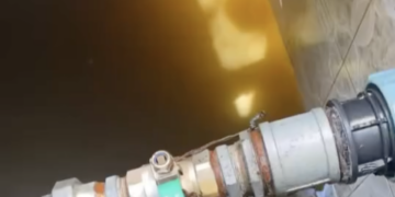 Kompania private shkallmon tubacionet e ujit te “Komuna e Parisit” në Tiranë, llumi pushton depozitat e pallateve